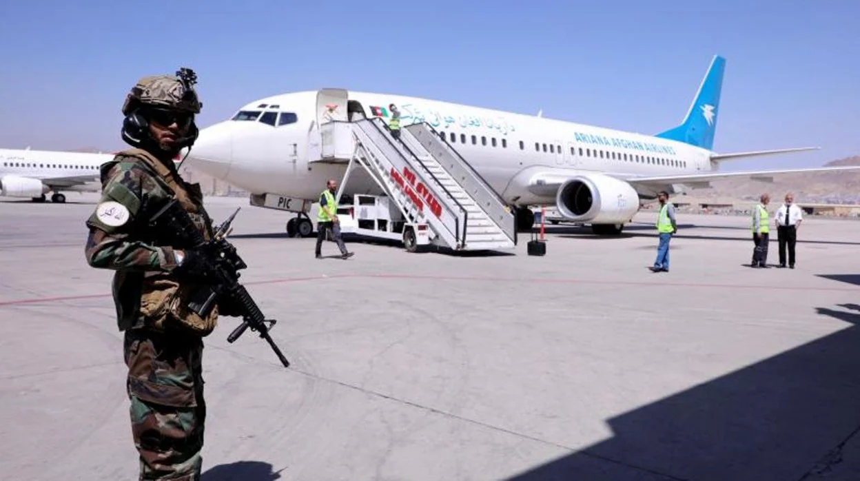 Un miembro de las fuerzas talibanes junto a un avión en el aeropuerto de Kabul el 5 de septiembre