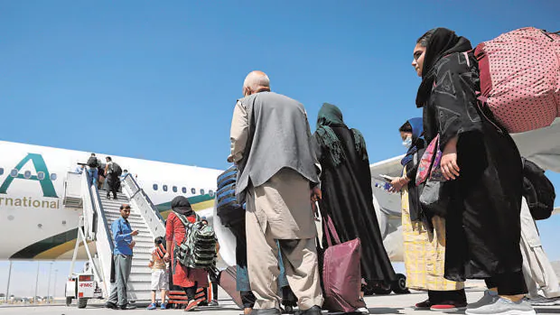 Llega el primer vuelo comercial a Kabul procedente de Pakistán con solamente diez pasajeros