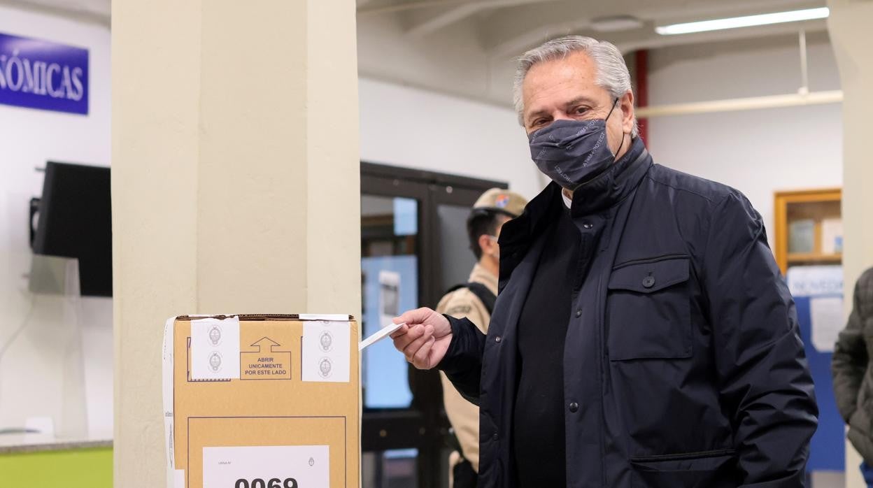 El Presidente argentino, Alberto Fernández, vota en las elecciones primarias legislativas que se celebran en todo el país este domingo