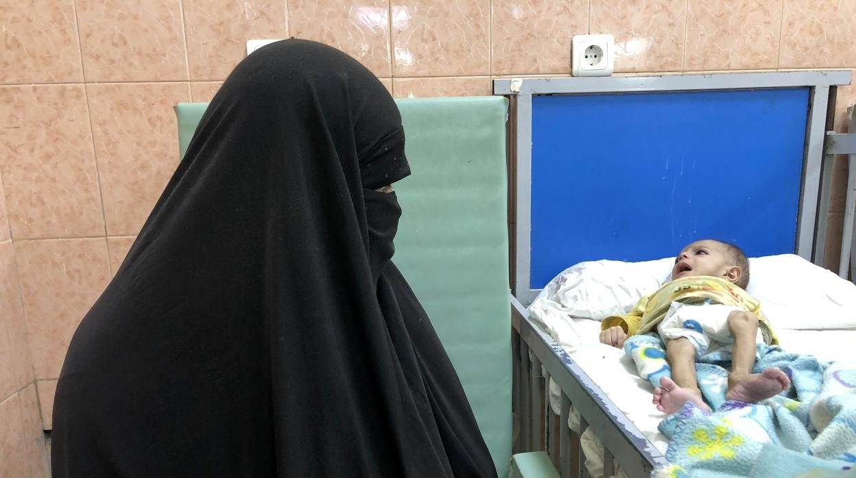 Una madre afgana mira a su bebé, en la Unidad de Desnutrición del Hospital Infantil de Indira Ghandi, en Kabul