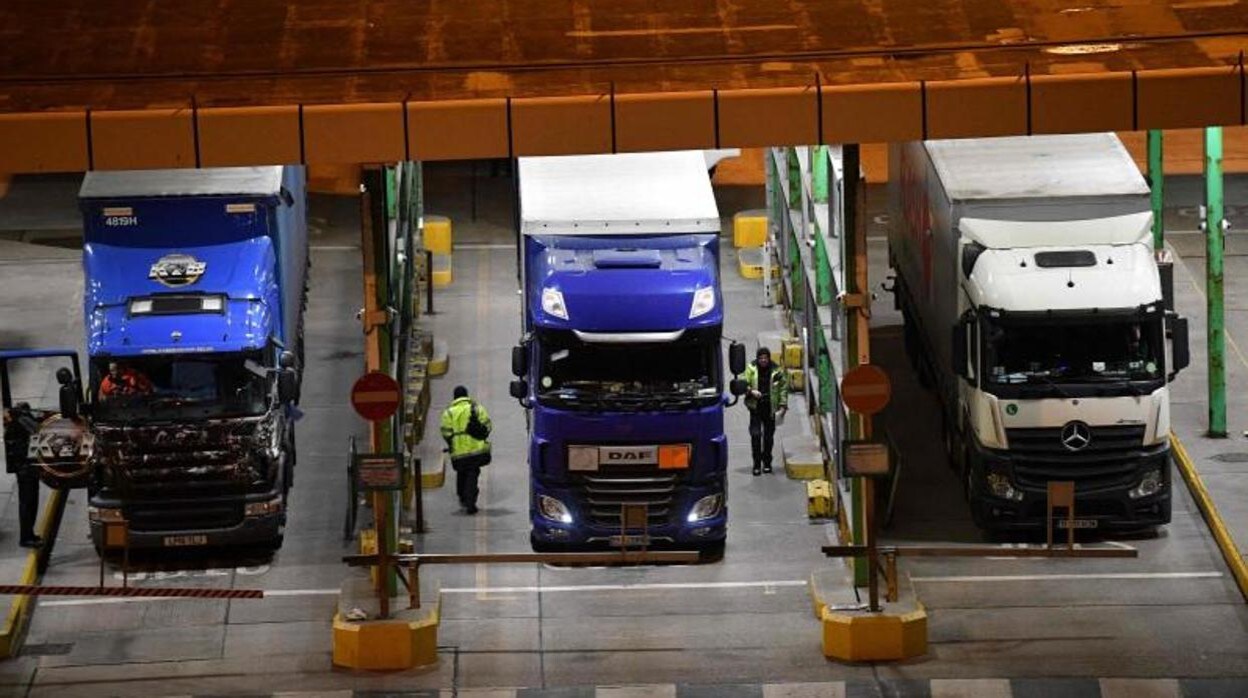 Camiones se someten a controles en el puerto de Dover el 31 de diciembre de 2020