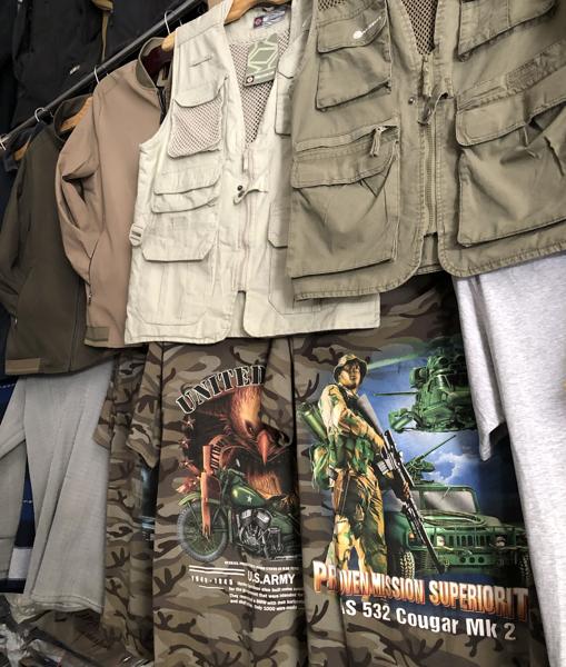 Un puesto con camisetas en el mercado conocido como 'Bush Market'