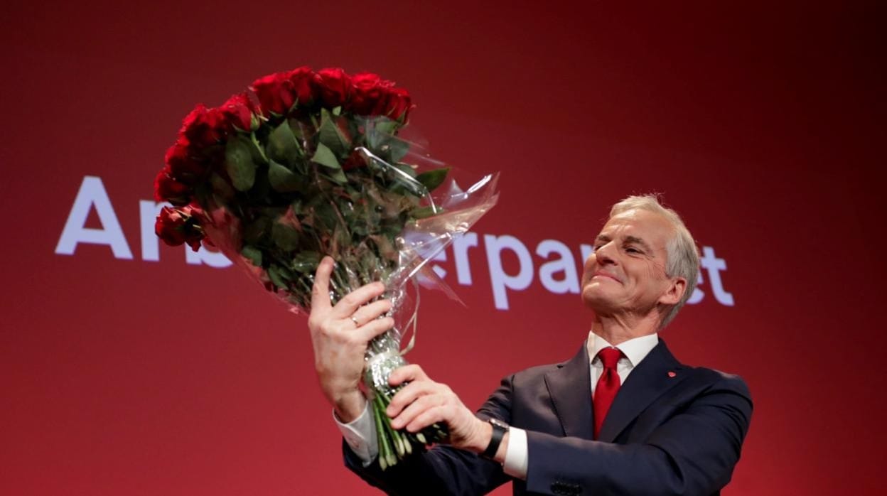 El líder laborista Jonas Gahr Store con un ramo de rosas celebra la victoria electoral del Partido Laborista