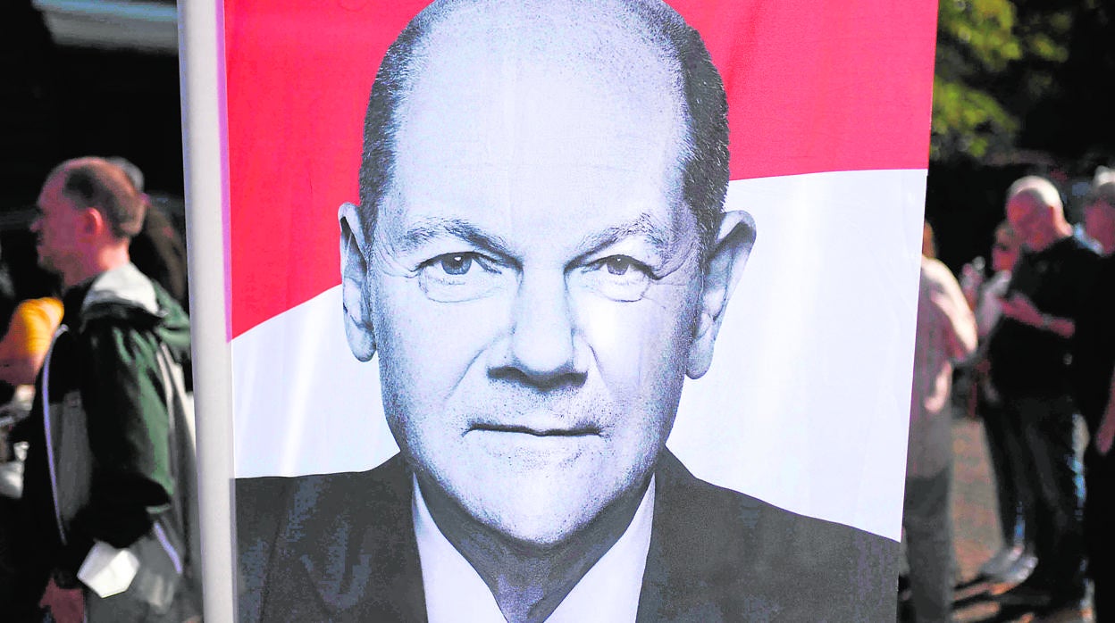 Un cartel de campaña muestra al candidato socialdemócrata, Olaf Scholz