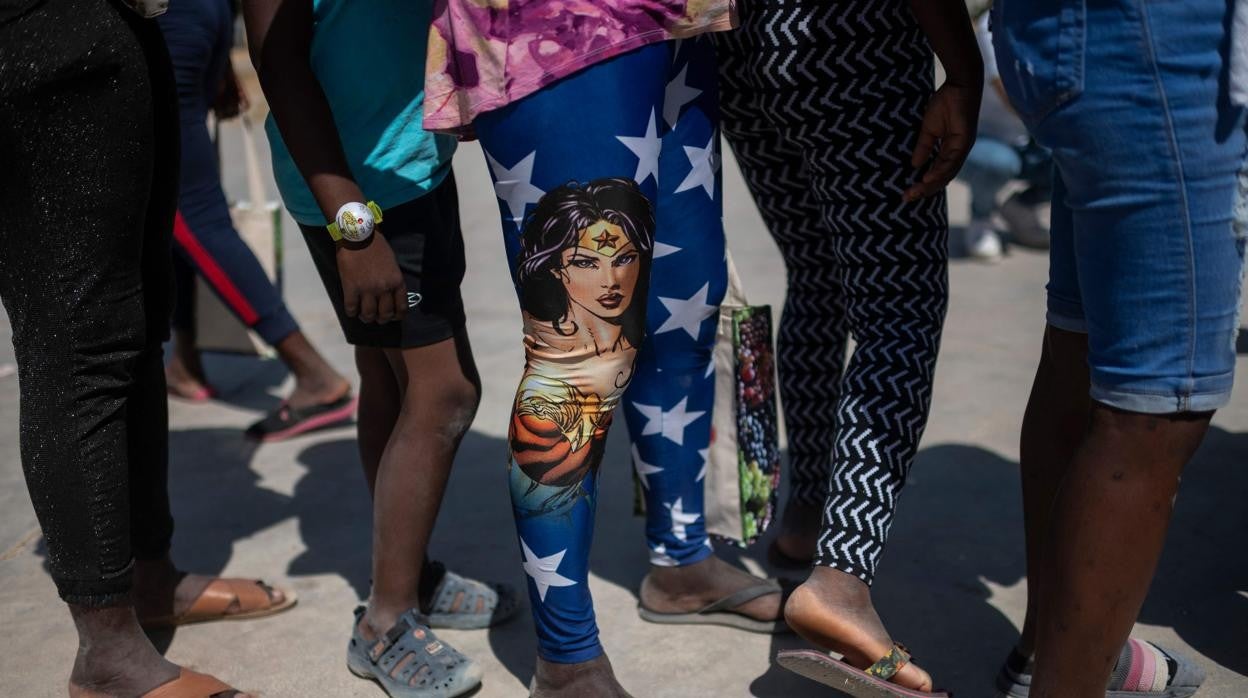 Cola de inmigrantes haitianos esperando para recibir comida en México