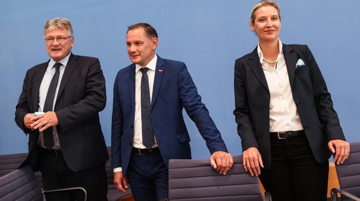 Tino Chrupalla y Alice Weidex antes de la conferencia de prensa de AfD