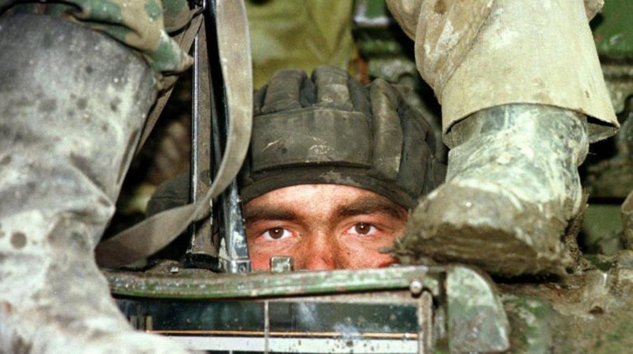 Un soldado ruso mira desde un tanque en una posición en Grozny el 25 de diciembre de 1999