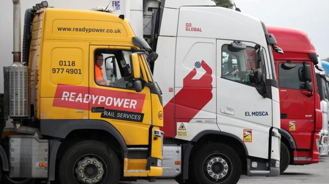 Camiones en un estacionamiento de vehículos pesados en Gran Bretaña