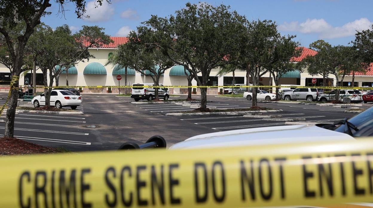 Los homicidios y asesinatos crecieron un 30 por ciento el año pasado. En la imagen, un crimen en el que fueron tiroteados una mujer, un niño y un hombre el pasado junio en Royal Palm Beach (Miami)