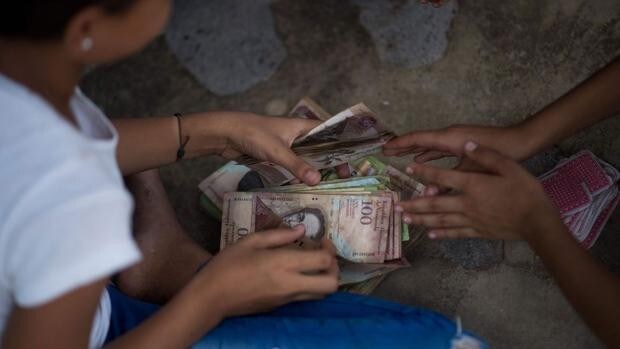Los venezolanos estrenan un bolívar digital sin los seis ceros para ser más pobres