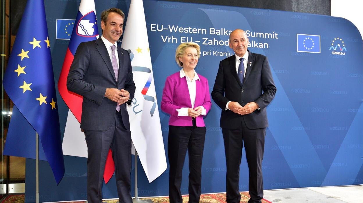 El Primer Ministro esloveno Janez Jansa da la bienvenida a la Presidenta de la Comisión Europea, Ursula von der Leyen y al Primer Ministro griego Kyriakos Mitsotakis durante una cumbre UE-Balcanes