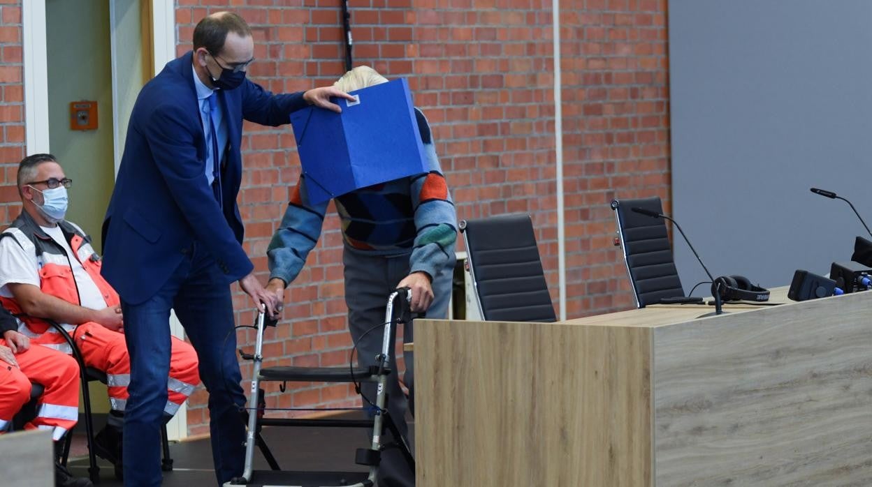 Josef S., durante el juicio, con la cara tapada
