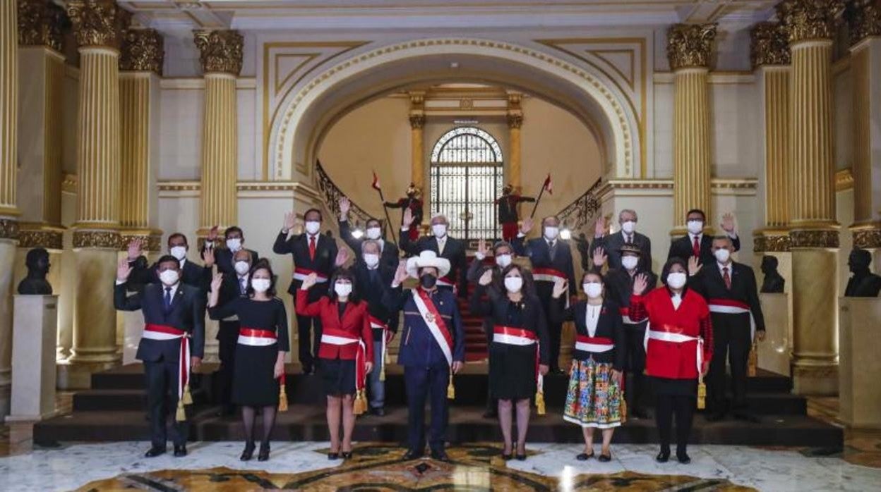 Pedro Castillo y la nueva primera ministra, Mirtha Vásquez, posan junto al resto de miembros del Gobierno peruano