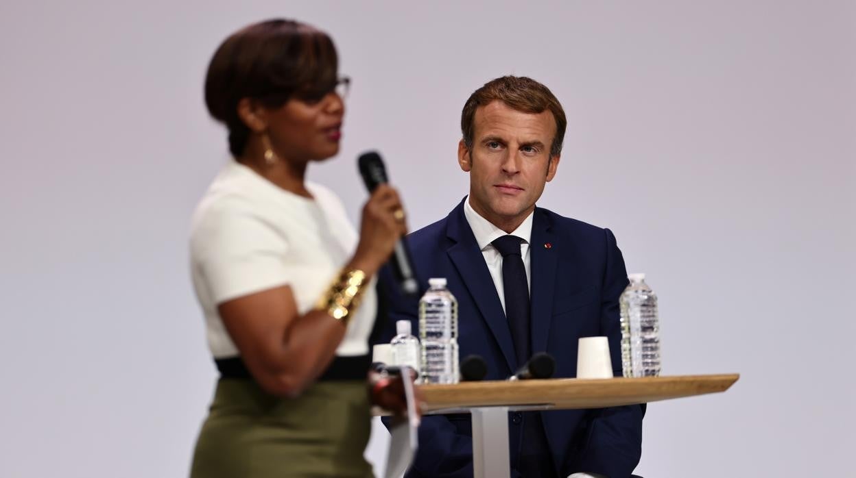 Emmanuel Macron, en la cumbre franco-africana escuchando a la Ministra de Igualdad de Género de Francia, Elisabeth Moreno