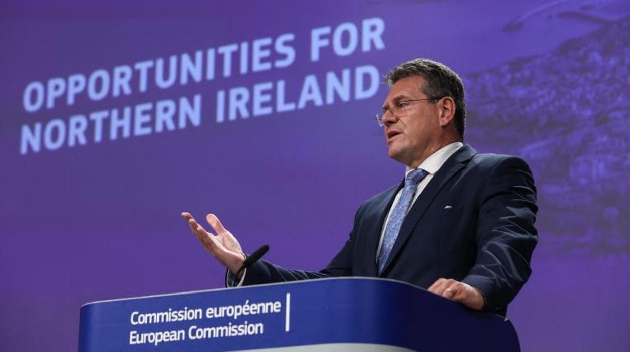 El vicepresidente de la Comisión Europea, Maros Sefcovic, explica en una rueda de prensa las medidas