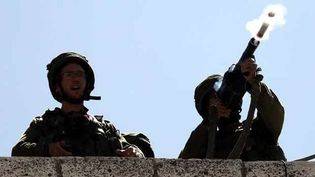 Un soldado sirio muerto y otros tres heridos en un ataque atribuido a Israel en el centro de Siria