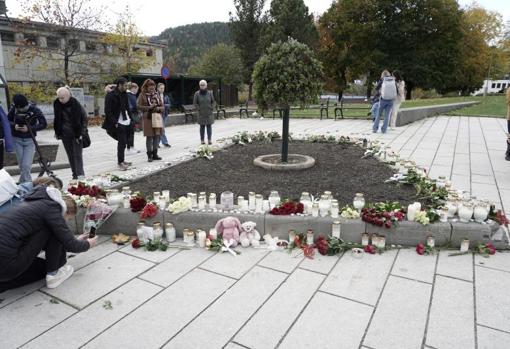 Un grupo de personas rinde tributo a las víctimas en la ciudad noruega de Kongsberg