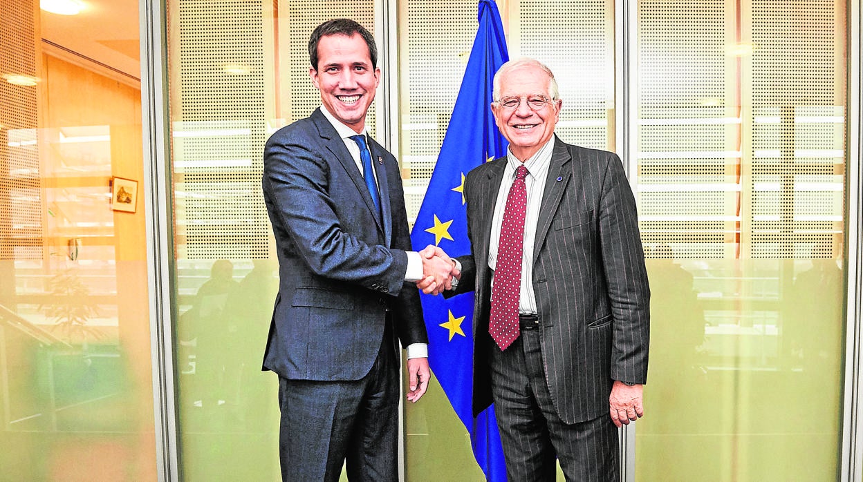 Guaidíó y Borrell en la sede de la Comisión Europea en Bruselas