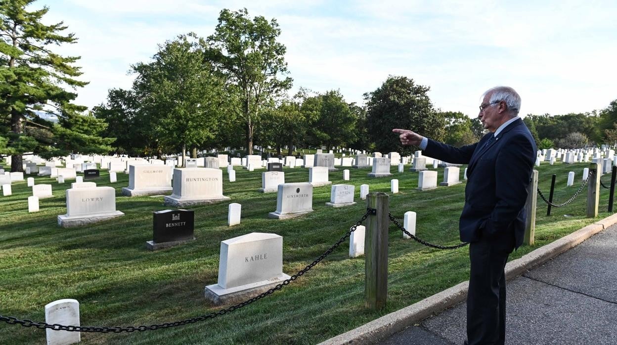 Borrell en el cementerio de Arlington