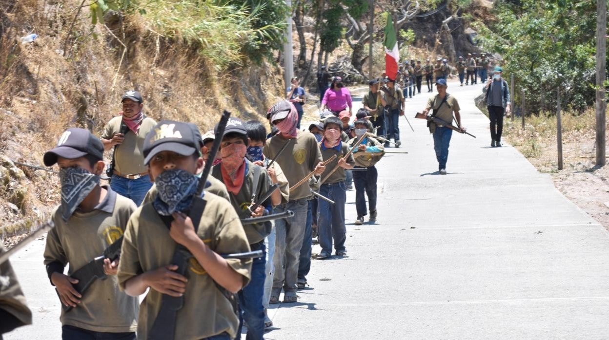 Menores durante su presentación e integración a la policía comunitaria en el estado de Guerrero, México