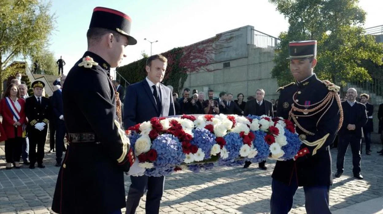 Emmanuel Macron deposita flores en el puente de Bezons en reconocimiento a las víctimas de la represión en 1961
