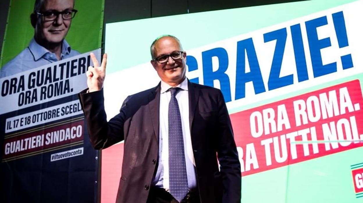 Roberto Gualtieri, el nuevo alcalde de centro izquierda de Roma, celebra su victoria