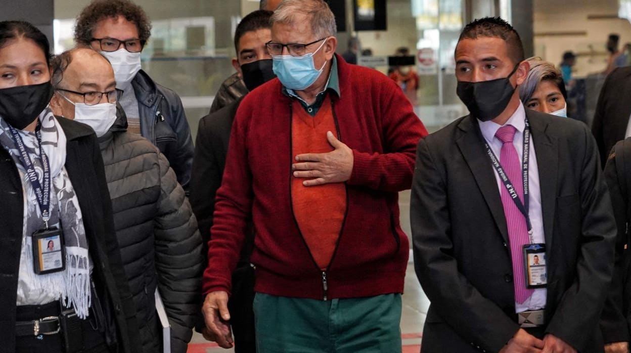Llega del exguerrillero Rodrigo Granda (en el centro) este miércoles al aeropuerto internacional de Bogotá, procedente de México