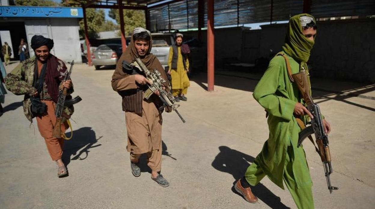 Combatientes talibanes en una comisaría de policía de Qala-e-Now