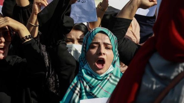 Los talibanes golpean a activistas y periodistas durante una manifestación de mujeres en Kabul