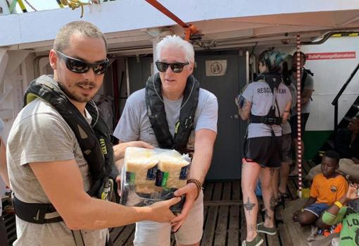 Richard Gere, cuando visitó y llevó alimentos a los inmigrantes bloqueados en el Open Arms, en 2019