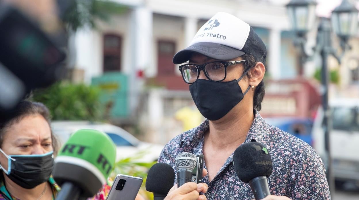 El líder opositor cubano Yunior García hace declaraciones a la prensa después de salir de la Fiscalía