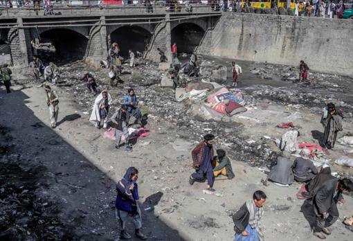 Drogadictos huyendo de las patrullas de los talibanes