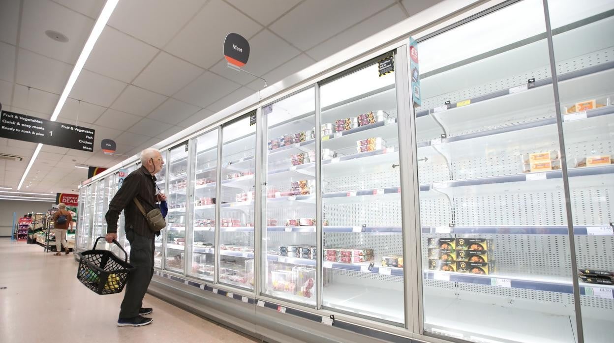 Estanterías vacías en un supermercado en Harpender, cerca de Londres