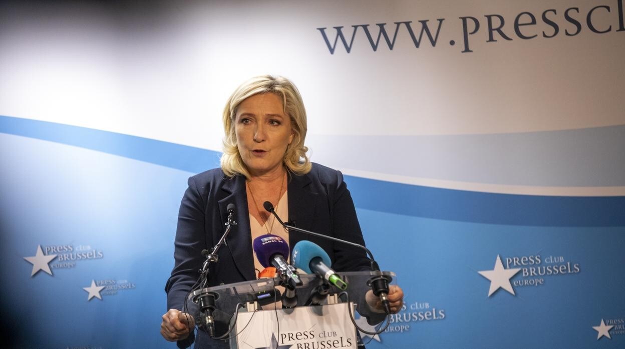 La líder de extrema derecha francesa Marine le Pen habla durante una conferencia de prensa