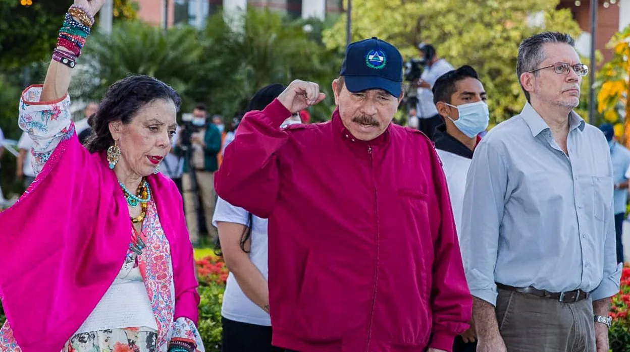 Daniel Ortega, en el centro, y Rosario Murillo, durante un acto en Managua