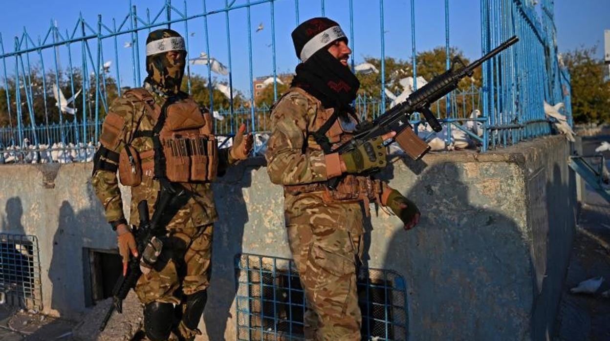 Combatientes talibanes montan guardia en el patio de la Mezquita Azul en Mazar-e-Sharif