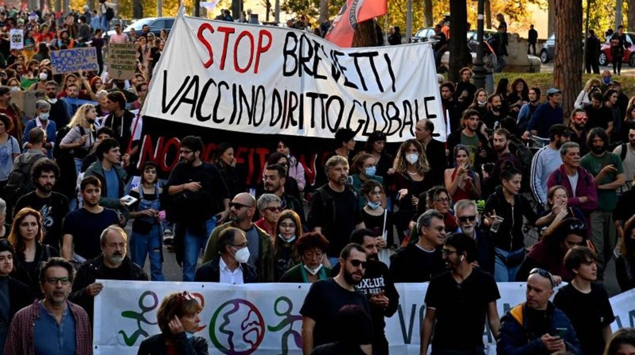 Manifestación en Roma con motivo de la cumbre del G-20 con una pancarta en la que se lee «Paren las patentes, la vacuna es un derecho mundial, no a los beneficios con la pandemia»