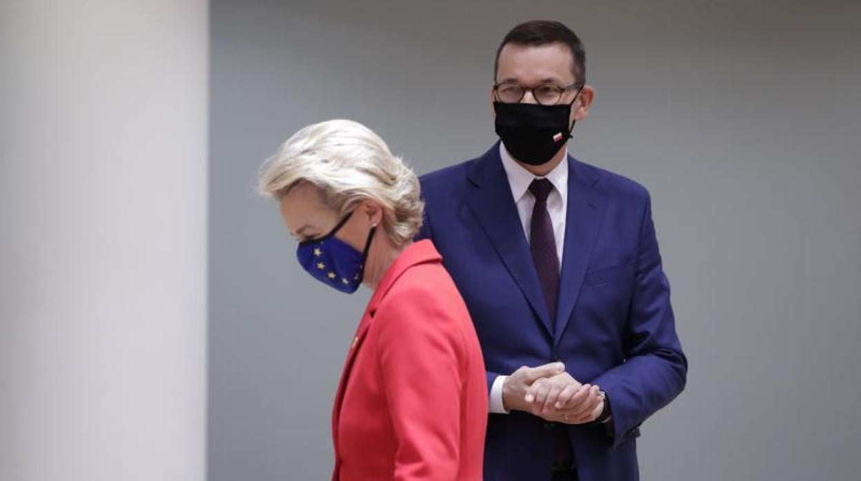 La presidenta de la Comisión Europea, Ursula von der Leyen, pasa ante el primer ministro polaco, Mateusz Morawiecki, el pasado 1 de octubre en Bruselas