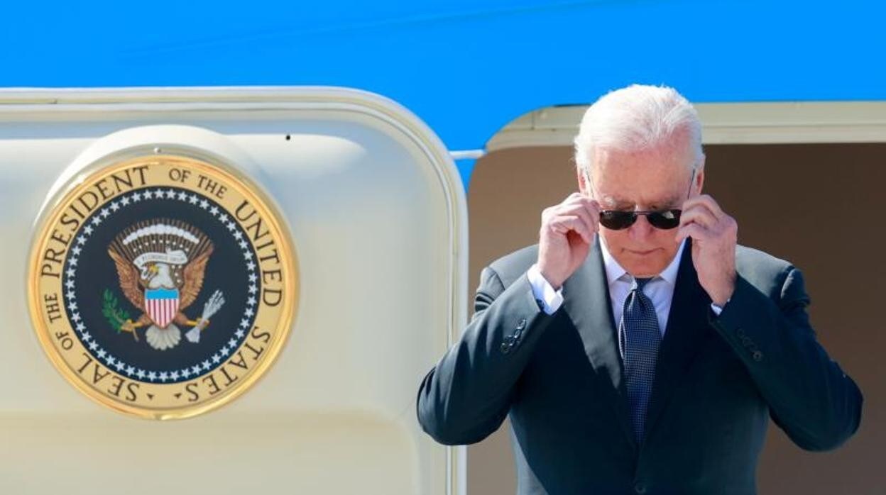 Joe Biden desciende del Air Force One para un encuentro en Ginebra con Vladimir Putin el pasado junio