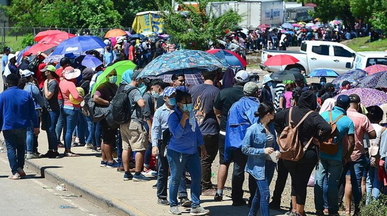 Hondureños y nicaragüenses hacen cola para vacunarse con Pfizer-BioNTech y Moderna en el puesto fronterizo de El Guasaule