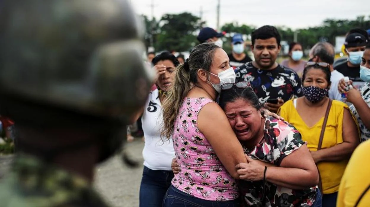 Un grupo de personas lamentan las muertes durante un motín carcelario anterior en Guayaquil este año