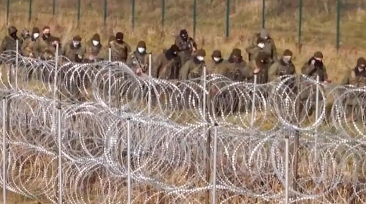 Fuerzas bielorrusas se despliegan cerca del paso fronterizo de Kuznica, en un vídeo de la Policía polaca
