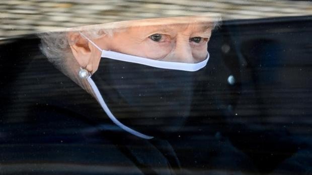 La Reina Isabel II pospone su reaparición pública por razones de salud