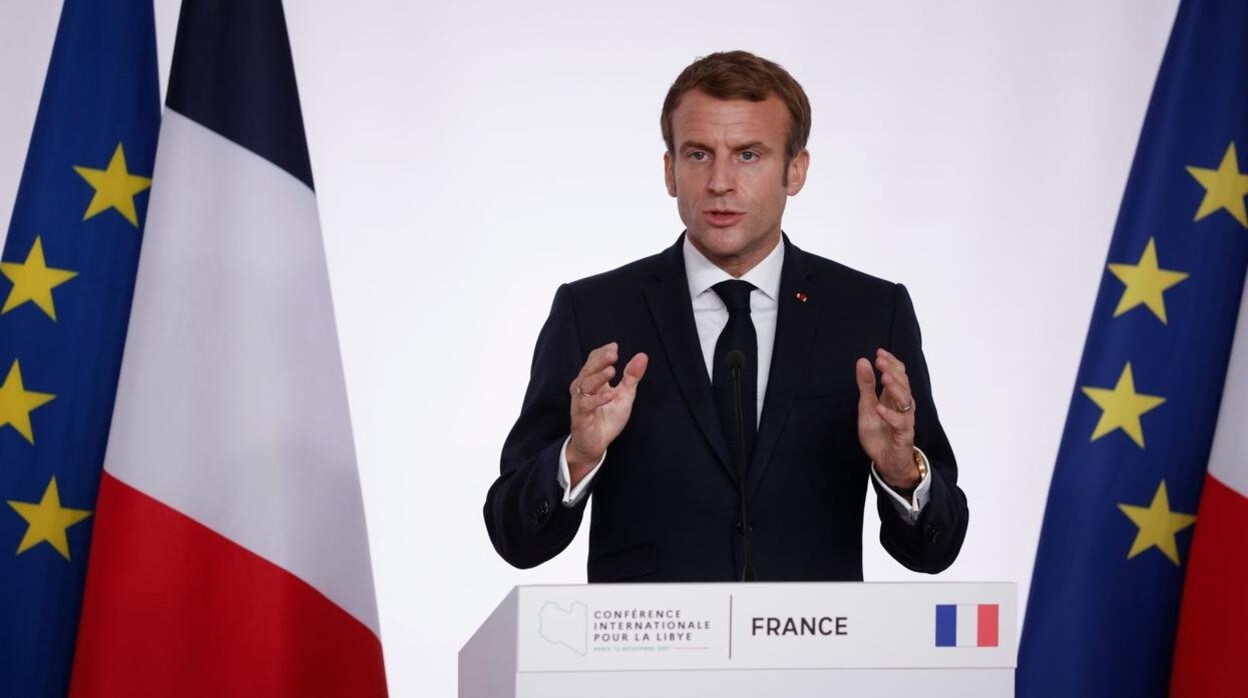 Dedrás de Macron se puede apreciar una bandera francesa que luce un azul más oscuro