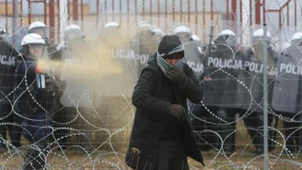 Varios policías polacos, heridos en enfrentamientos contra inmigrantes ilegales en la frontera bielorrusa