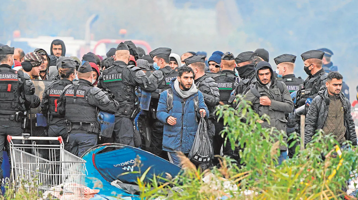 Gendarmes desmantelan un campamento de inmigrantes ilegales cerca de Dunkerque