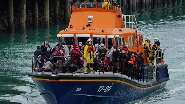 Francia rescata a 272 emigrantes que intentaban llegar al Reino Unido en pateras