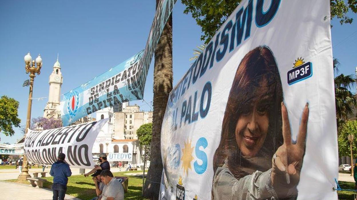 Preparativos para la manifestación en la Plaza de Mayo