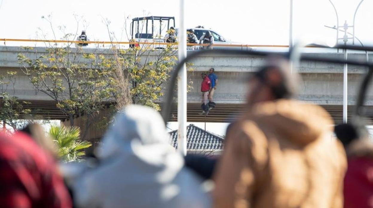 Dos de los cuerpos, colgados del puente en Cuauhtémoc