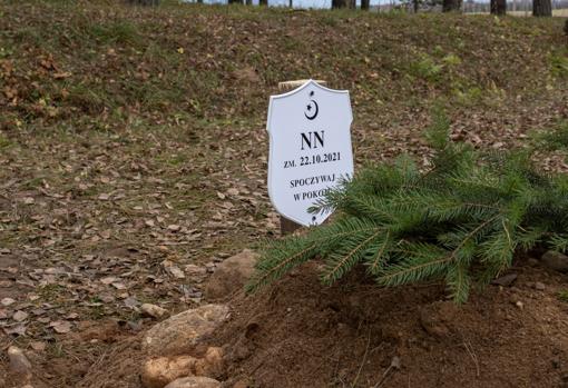 Tumba anónima en el cementerio de Tatar, en Bohoniki